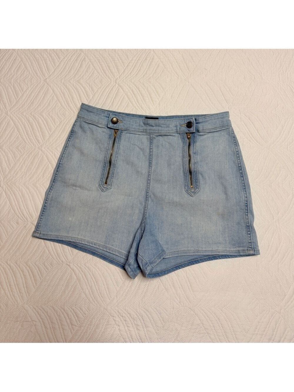 Lee Women’s Blue Stonewashed Zipper Front Denim Shorts. Size 12